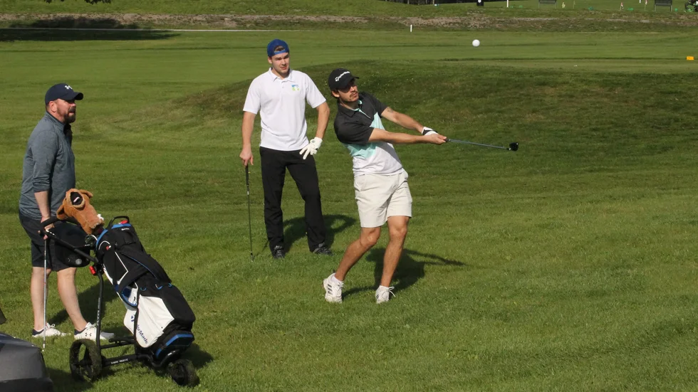 VIK-forwarden Henrik Neubauer slog in bollen mot green medan Nichlas Falk och Gustav Salmi-Lilja tittade på.