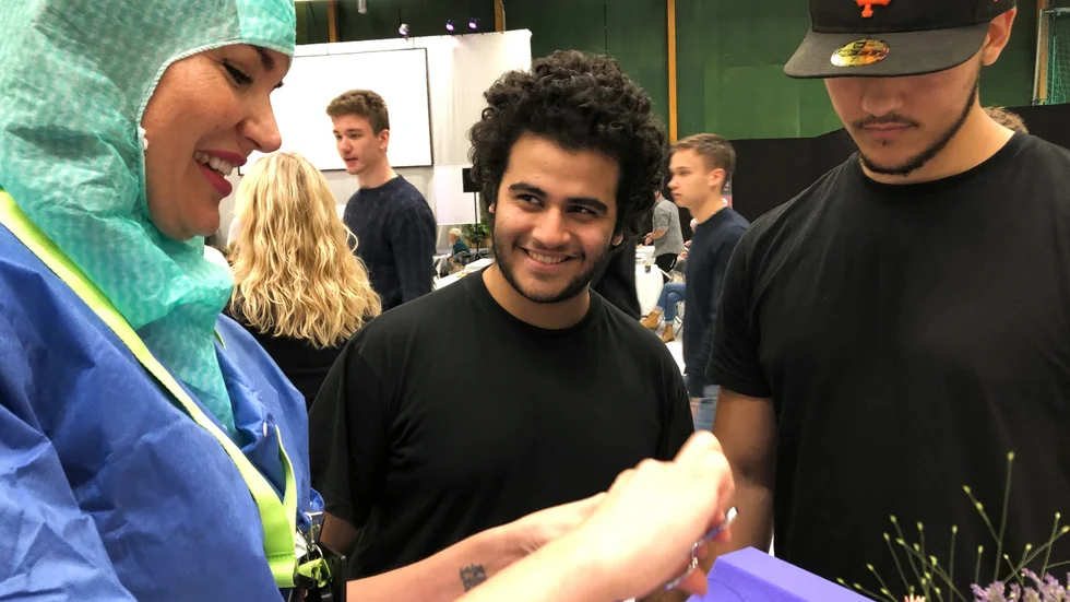 Jonna Borger, operationssjuksköterska vid Enköpings Lasarett visar gymnasieeleverna Ahad Alwan (mitten) och Abdulrahman Al-zubaidi vad yrket innebär. De båda eleverna får också testa på att sy igen sår. 