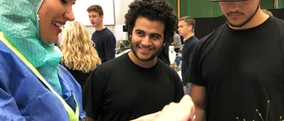 Nyfikna gymnasieungdomar under mässans första dag
