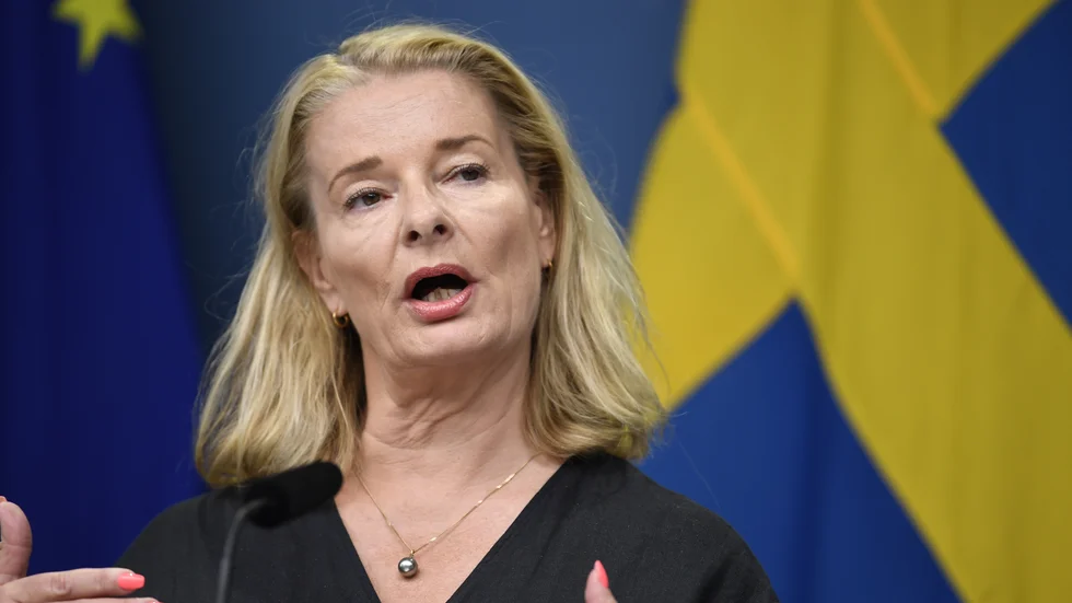 Skolminister Lotta Edholm (L) vill lägga mer pengar på bemannade skolbibliotek, för att svenska barn ska bli säkrare läsare.