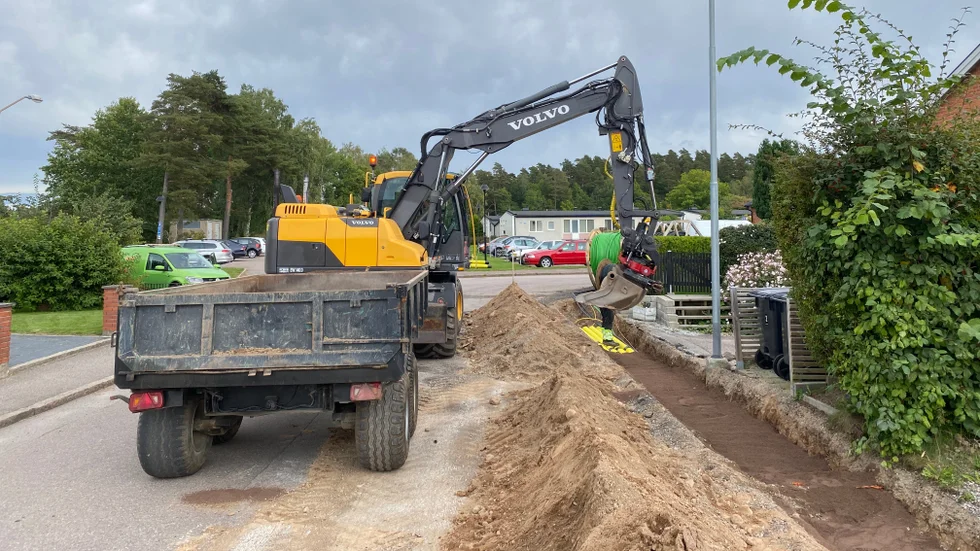 Arbetet i Brunnsvik har pågått sen i maj, men snart är det klart. Marken grävs upp, gamla kablar byts ut mot nya och en hel del lyktstolpar byts ut. Ibland byts hela stolpen, på många räcker det att bara byta själva armaturen – delen med lampan.