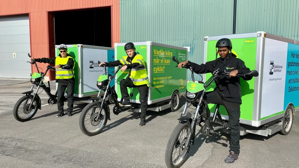 Esmat Poya, Alex Onoprienko och Yassir Ahmed arbetar som förare för kommunens nya cykeltransporter.