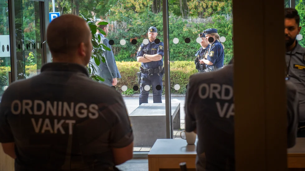 Totalt tre personer är häktade misstänkta för inblandning i våldsvågen. Flera barn är också aktuella i utredningarna men har överlämnats till sociala myndigheter på grund av sin ålder. Den yngsta är 12 år.