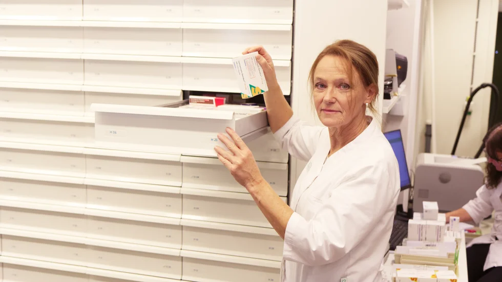 Linda Leino jobbar som receptarie på Apoteket hjärtat vid Ica Maxi i Visby, ett jobb hon tog efter 20 år som lärare. 