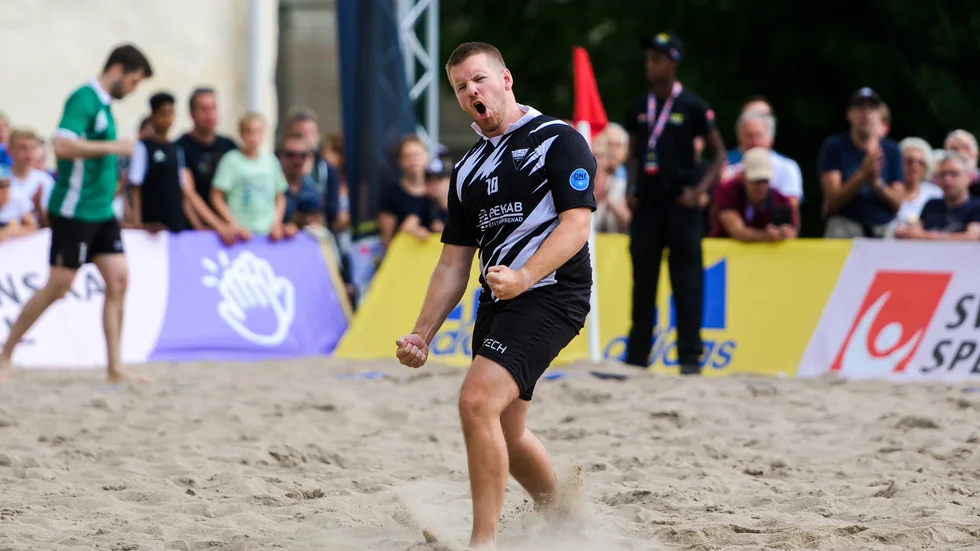 Niklas Johagen stod för två läckra mål, men det räckte inte. Norsjö, som representerar Sverige i Euro Beach Soccer League, föll mot Norge i premiären av turneringen.