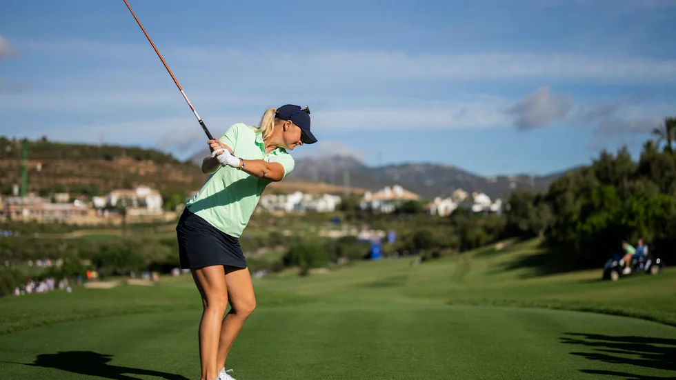 Anna Nordqvist slår ut på ett av många kuperade hål på Finca Cortesín.