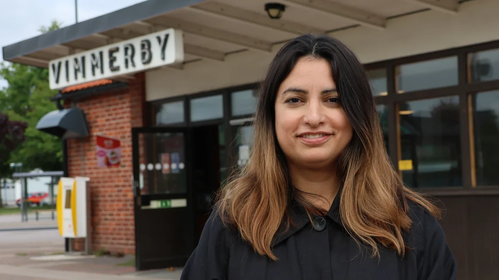Nooshi Dadgostar, partiledare för Vänsterpartiet, besökte Vimmerby bland annat för att förstärka trycket på regeringen i frågan om Stångådalsbanan.