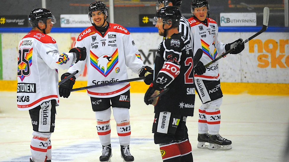 Mattias Mustonen, längst till vänster, avgjorde matchen mellan Kiruna IF och Bodens HF då han satte 3-2 i förlängningen.