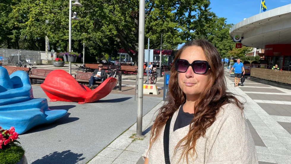 Carina Eriksson har bott 15 år i Oxelösund och tycker att det försvinner mer och mer saker och tycker det vore synd om badhuset försvinner till Nyköping.