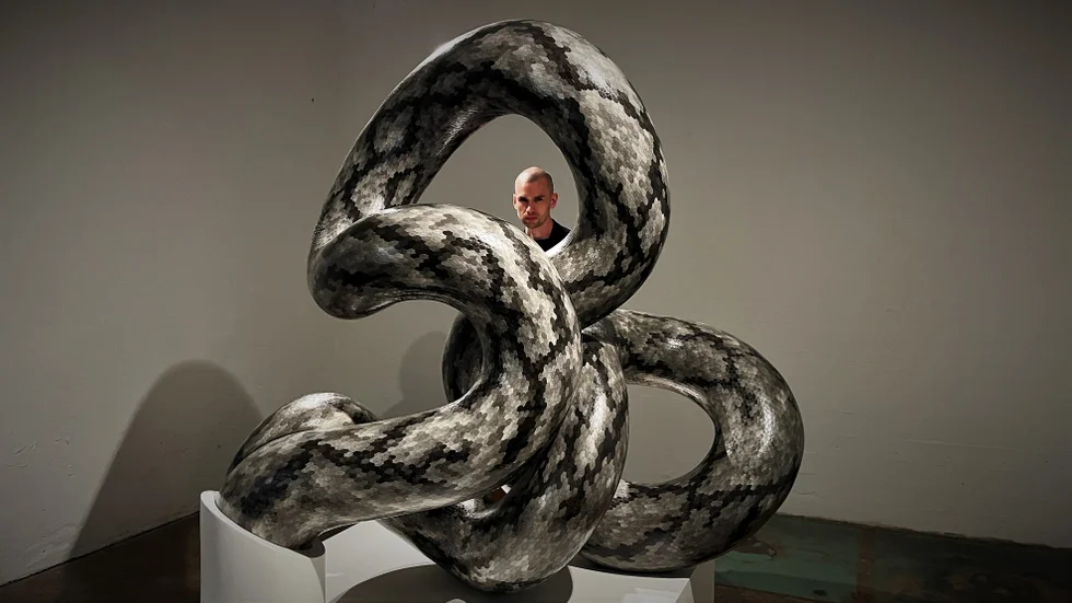 Konstnären Erik Öberg hyllas med årets stipendium av Ståhl Collection. Hans speciella och ormlika verk, "Echoes of Turmoil", är en del av den nya utställningen, som öppnar under lördagen i klassiska Yllefabriken.