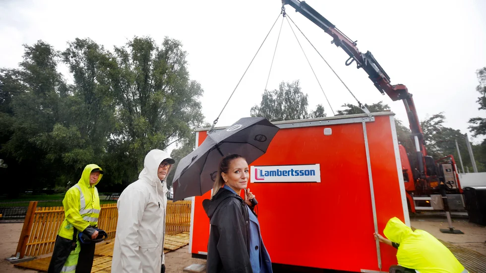 Roger Pihl och Elisabeth Lundberg var på plats när arbetet påbörjades med att flytta samtliga containrar som tillhör wakeboardbanan och Miami najs.
