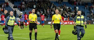 Piteådomaren eskorterades från arenan efter heta derbyt