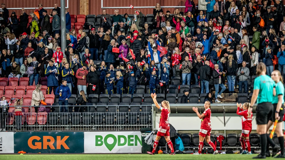 2 789 personer såg Piteå vinna mot Rosengård i Boden. Piteås tränare Stellan Carlsson gladdes åt alla unga tjejer på läktaren.