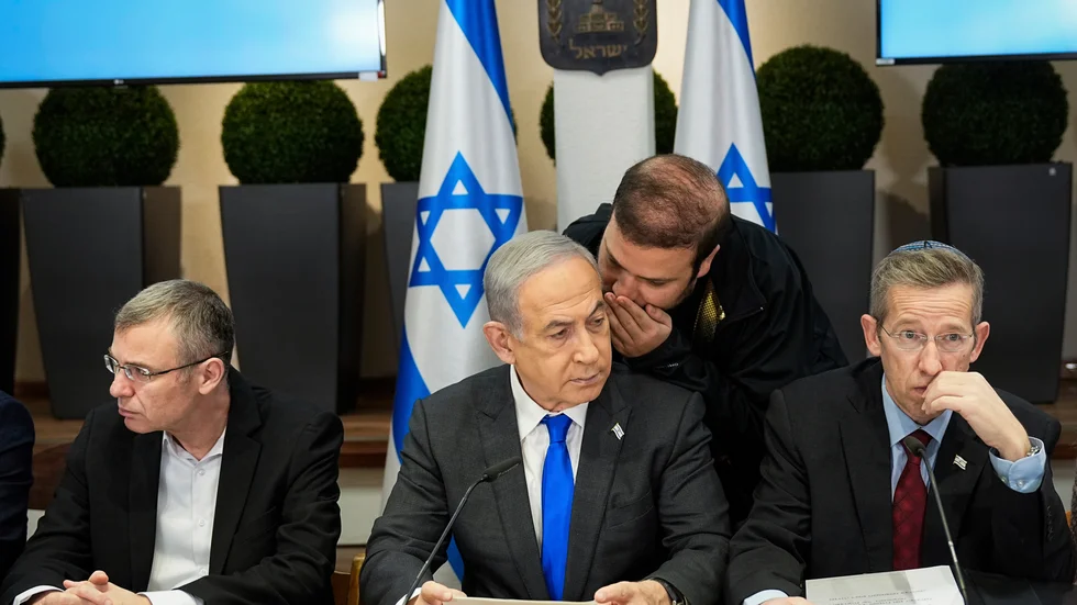 Israels premiärminister Benjamin Netanyahu (mitten) håller fast vid att inte acceptera någon form av tvåstatslösning för israeler och palestinier. Arkivbild.