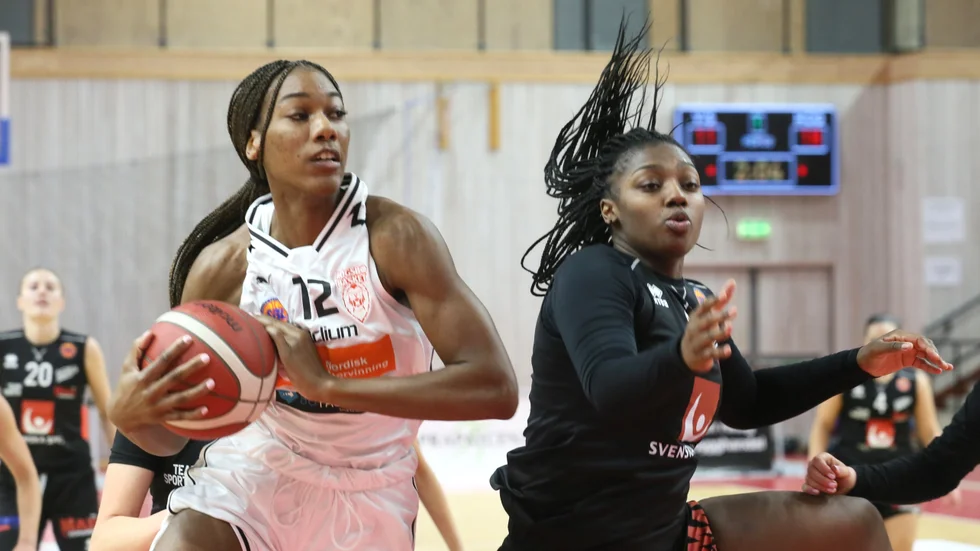 Högsbos Asiah Jones gjorde hela 40 poäng i segermatchen mot Visby Ladies. Lashayla Wright-Ponder (till höger) gjorde flest poäng i hemmalaget.