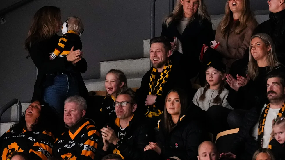 Oscar Möller hyllas på läktaren under matchen mot Luleå. 