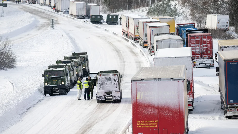 Kökaoset pågick 3–4 januari. Här är bandvagnar och polis på plats för att få loss fordon som fortfarande satt fast eftermiddagen 4 januari.
