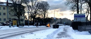 Fullt övertänd bil stoppade trafiken – räddningstjänsten släckte