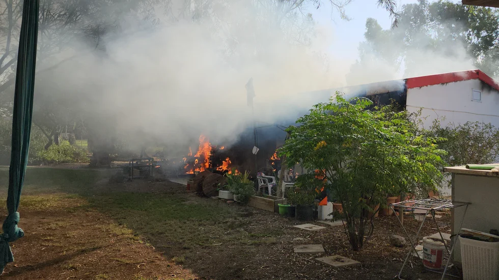 Ett brinnande hus i kibbutzen Kfar Azza efter Hamas terrorattack den 7/10 2023. 