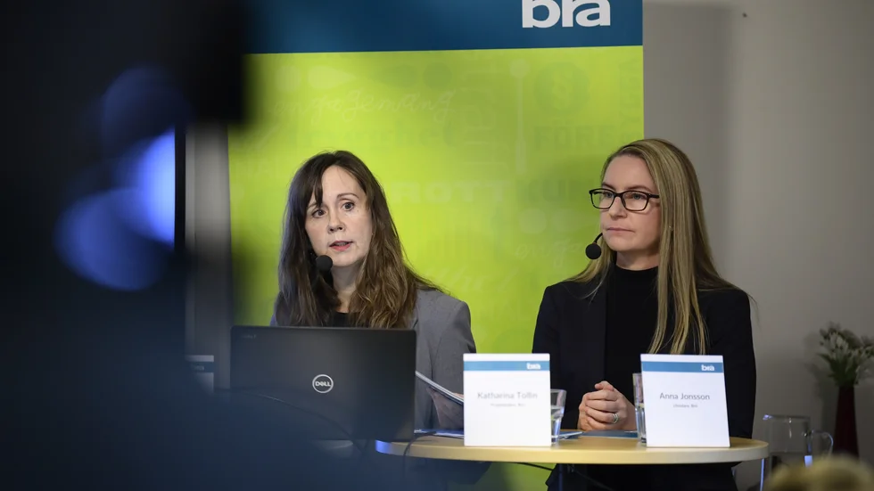 Katharina Tollin, projektledare (till vänster), och Anna Jonsson, utredare, då Brottsförebyggande rådet presenterar resultatet av en studie om hur barn och unga involveras i kriminella nätverk.