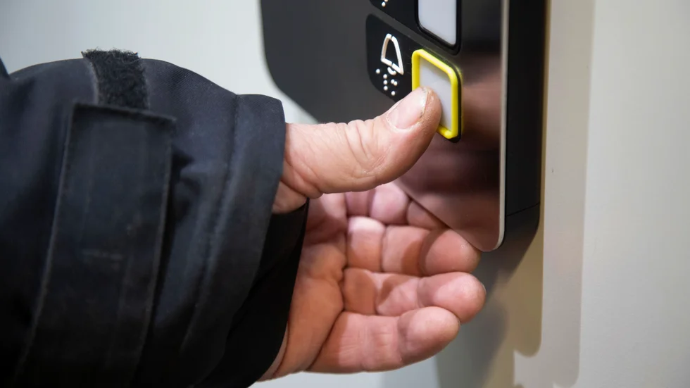 Vi var instängda över en timme i hissen, skriver en Linköpingsbo.