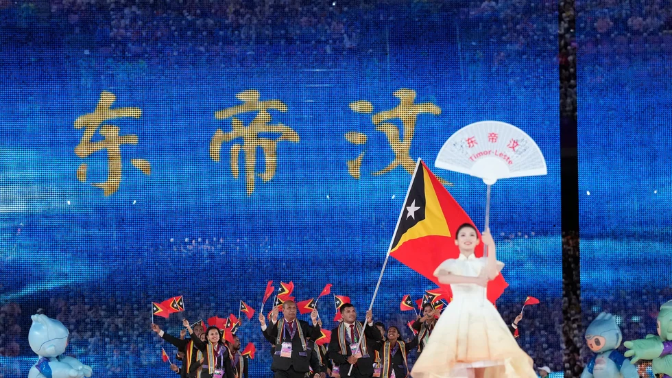 Atleter och andra företrädare för Timor Leste träder in på scenen under de nittonde asiatiska spelen i spetember.