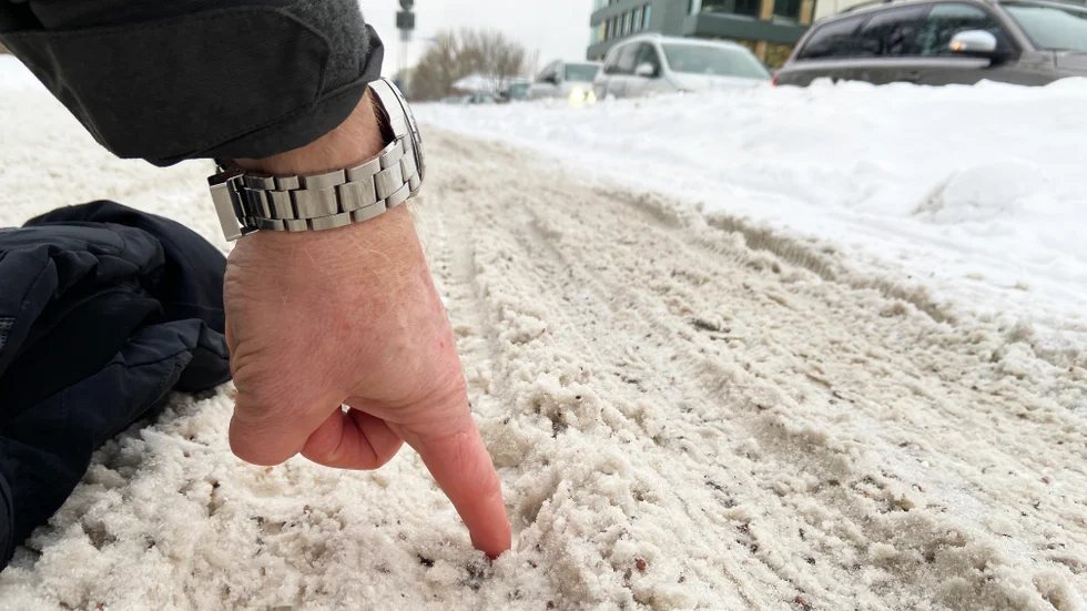 Hur mycket snö får det ligga kvar egentligen? I avtalen finns inga strikta krav på det. Här ligger nästan en decimeter modd.