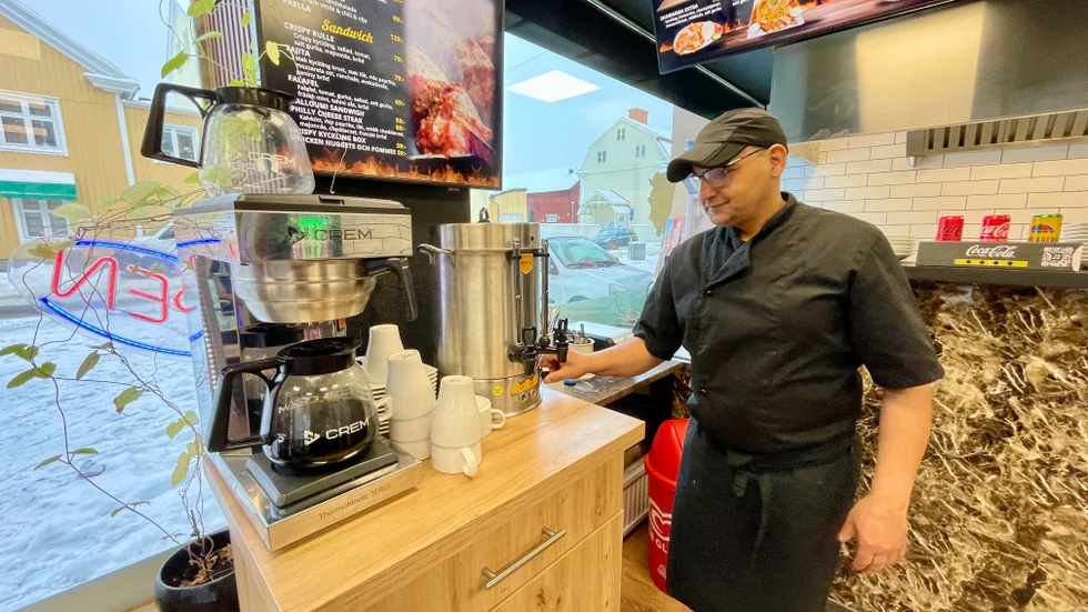 "Jag vill inte leva för att jobba längre, jag vill jobba för att kunna leva", säger Mourad Msaadi som driver restaurang Shawarma.