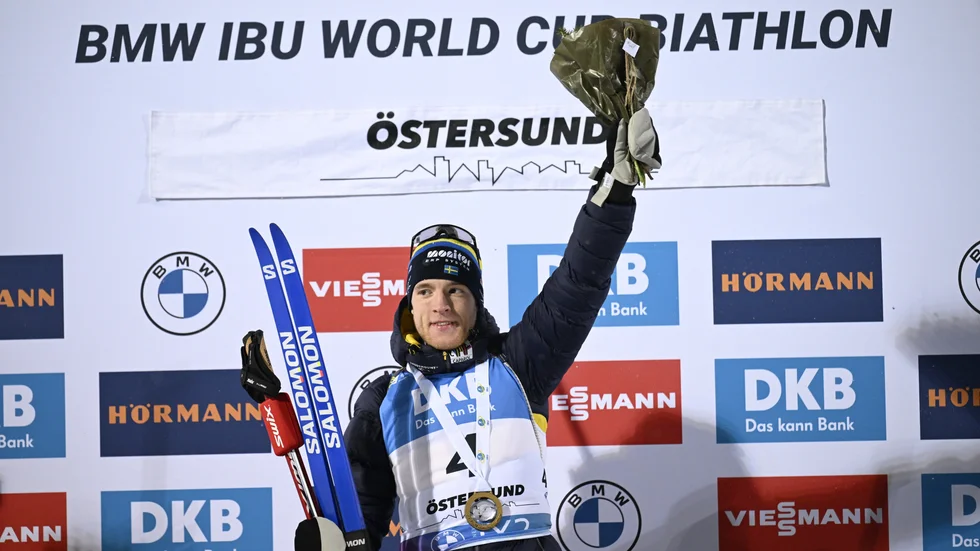 Sebastian Samuelsson firar segern i jaktstarten som kom trots tre bommar i skyttet.