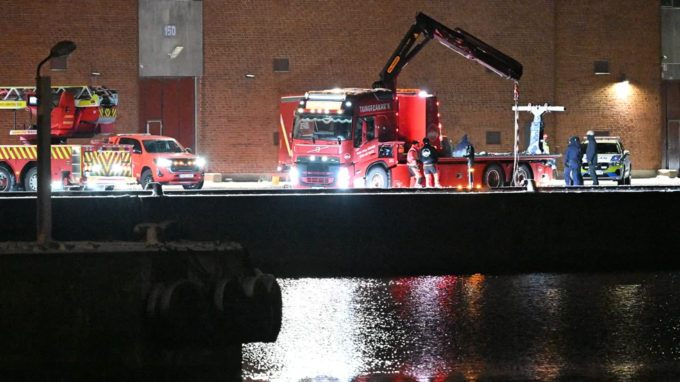 Räddningstjänsten och polisen på plats vid Sydkajen i Malmö på torsdagskvällen efter larm om att en bil hamnat i vattnet.