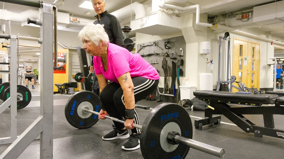 Marja Spets lyfter tungt. Eva Brolin instruerar.