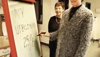 Vårdläraren Margareta Eriksson (vid tavlan) och Tjustskolans rektor Margareta Nilsson hoppas på många sökande till den nya KY-utbildningen. Foto: ANDERS STEINER