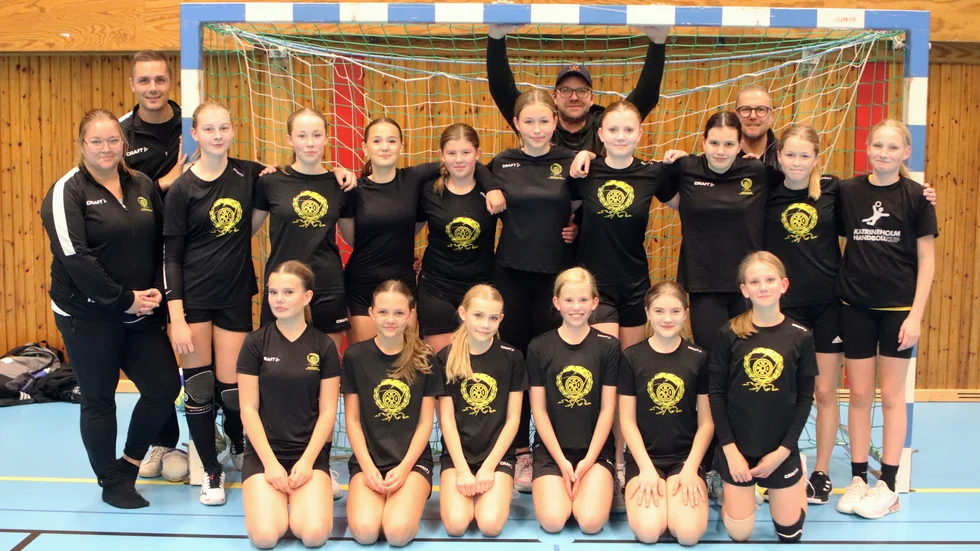 KAIK:s handbollstjejer har kämpat hårt för att ta sig till spel på internationell nivå. Terrordådet i Bryssel har skakat dem, men hindrar dem inte. Här ses hela spelartruppen tillsammans med ledarna Ida Eklund, Ted Bäck, Micael Hartman och Matthias Andersson.
