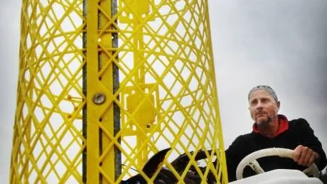 Pelle Jonsson, Ankarsrums Sportfiskeklubb. Till kräftfisket i Långsjön får fiskaren tio burar per lott som placeras på lagom avstånd. - De är lätta och enkla att hantera, säger Pelle som här satt ihop en bur på någon sekund.Foto: Ellen kindstrand