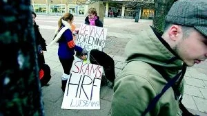 Hävdar föreningsfrihet. Företrädarna för Företagarna i kalmar län argumenterar för en utvidgad frihet för företagare att slippa teckna kollektivavtal, med salladsbaren i Göteborg som exempel. Den 12 februari ordnade Liberala Ungdomsförbundet en symbolisk blockad utanför Hotell- och restauranganställdas förbunds lokaler i Göteborg för att protestera mot HRF:s agerande mot salladsbaren Wild´n Fresh. Arkivbild: Björn Larsson Rosvall/SCANPIX