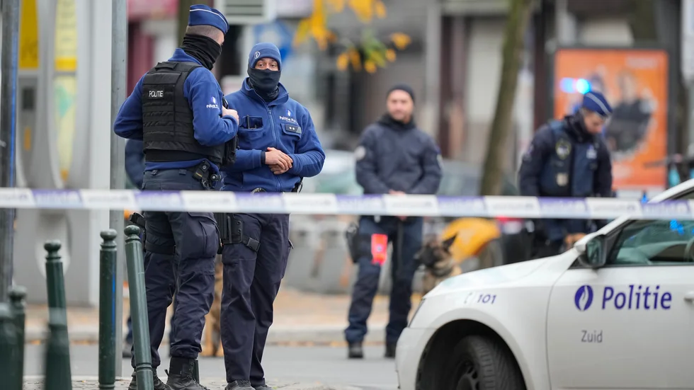 Belgisk polis på vakt vid platsen där den utpekade terroristen i Bryssel sköts ihjäl under tisdagsmorgonen.