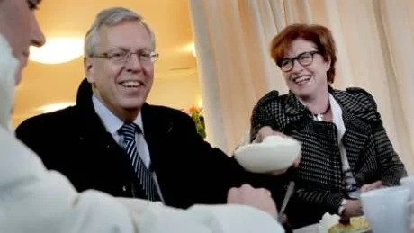 GLATT MÖTE. Det var idel glada miner när kommun- och finansmarknadsminister Mats Odell (kd) besökte Gotland och landshövding Cecilia Schelin Seidegård i går.