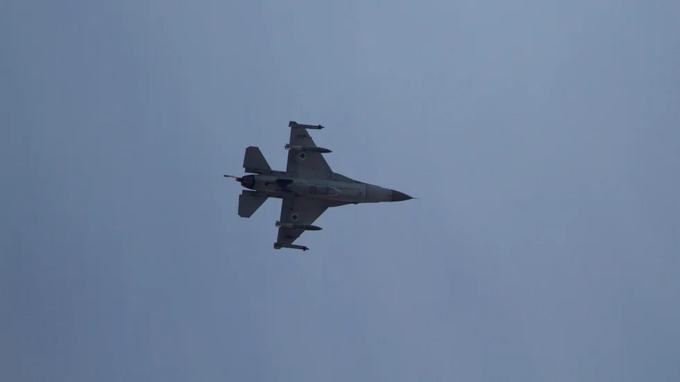 Israels militär uppger att stridsflygplan attackerat militära mål i Syrien tidigt på måndagen. Arkivbild.
