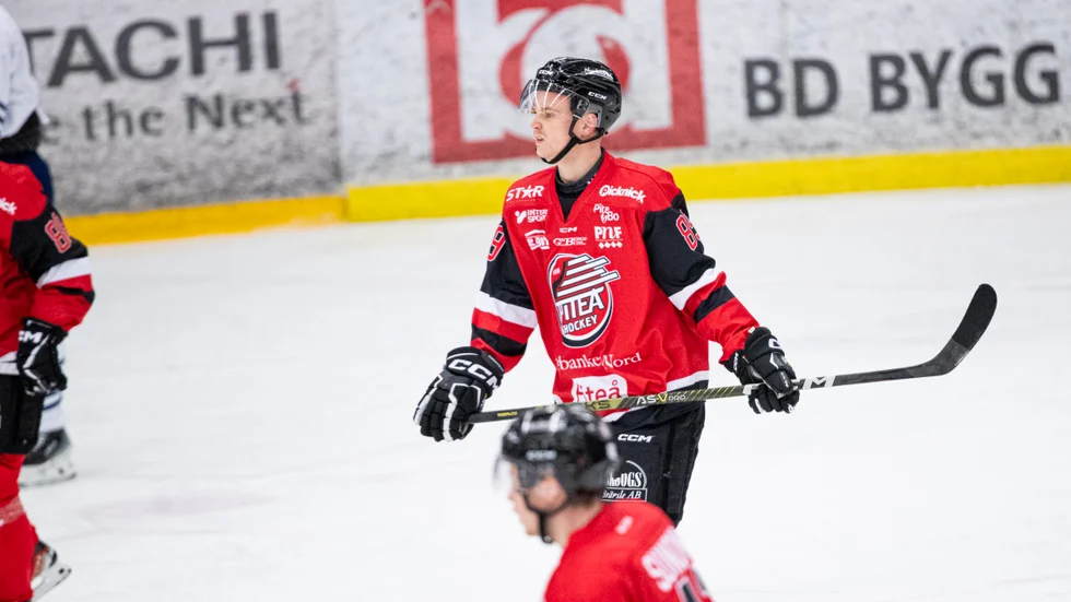 Oscar Nilsson och Piteå Hockey har en del att fundera på inför morgondagens match mot Strömsbro. Detta efter en klar förlust mot Hudiksvall på lördagen. (Arkivbild)