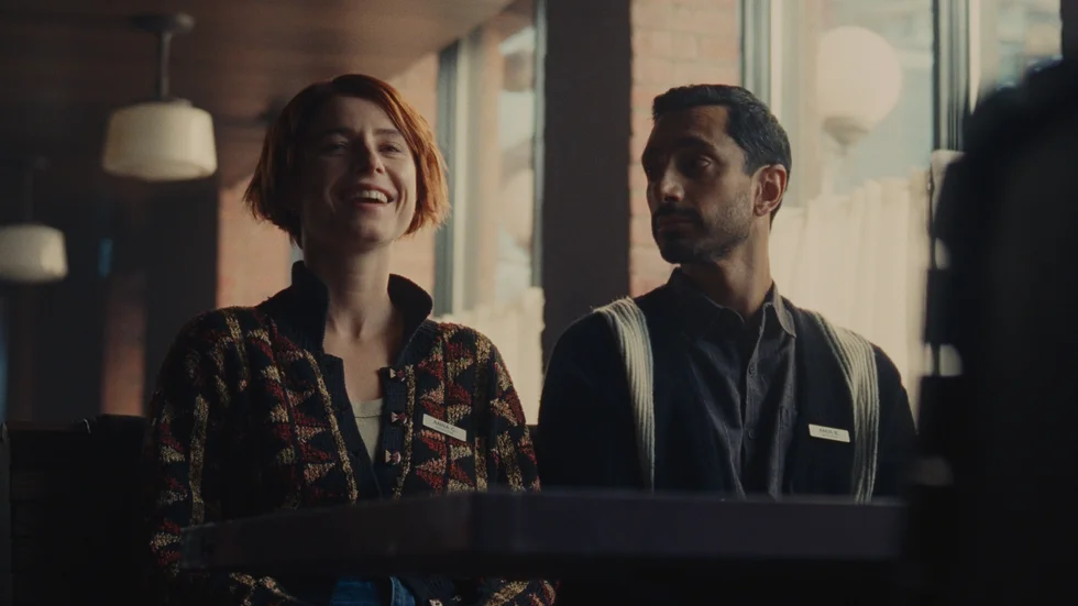 Jessie Buckley och Riz Ahmed i "Fingernails". Pressbild.