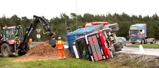 Lastbil välte i Visbyrondell