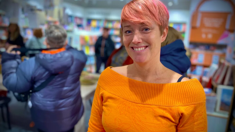 "Folk behöver fler mysiga deckare nu när världen ser så hemsk ut. Det får inte vara för brutala mord", säger Sofia Rutbäck Eriksson, deckardrottningen från Rutvik.
