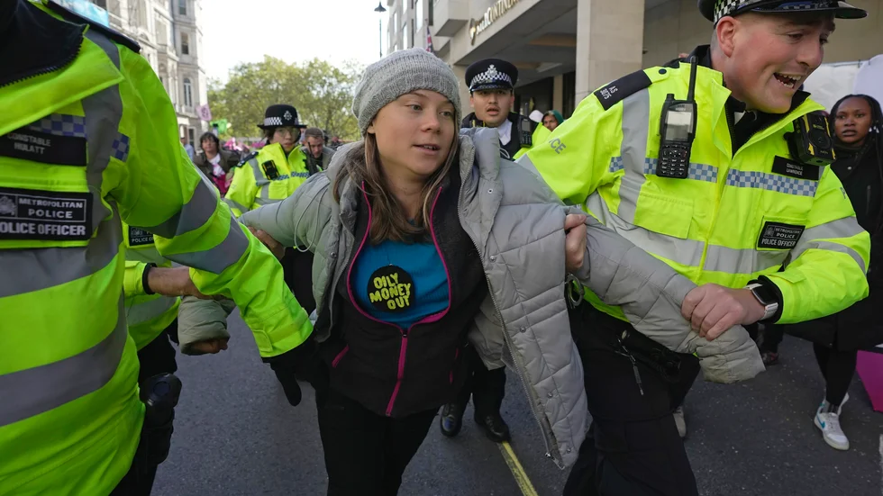 Greta Thunbergs organisation Fridays for futures uppmanade sina följare i torsdags att misstro västvärldens media. Här är en bild från en aktion i London 17 oktober då Thunberg fördes bort av polis.