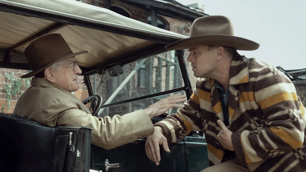 Bäst på bio just nu: "Killers of the flower moon". Den genomonda William (Robert De Niro) domderar med sin penningkära, lydiga och urblåsta systerson Ernest (Leonardo DiCaprio).