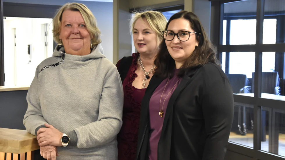 Inga-Lis Samuelsson (C), socialnämndens ordförande, Anna-Lena Andersson, socialchef och Veronica Sundberg, områdeschef hemtjänst tror på att ge personalen större möjligheter att styra sin dag.
