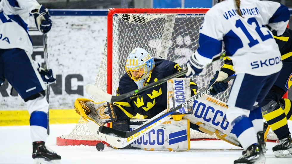 Tindra Holm testades av Finland som sköt 13 skott i tredje perioden.