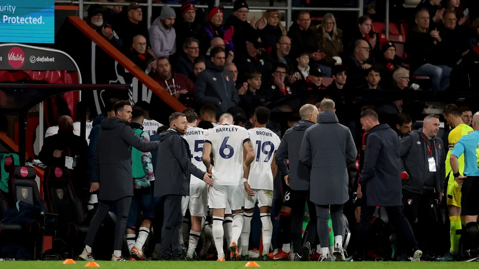 Lutons spelare lämnar planen sedan deras lagkapten Tom Lockyer kollapsat på planen i matchen mot Bournemouth.