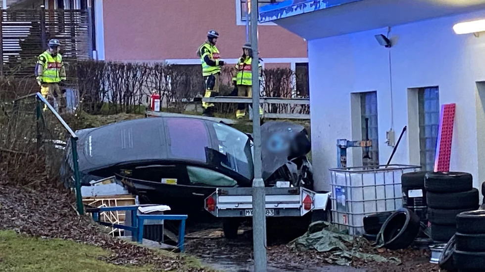 Bilen har åkt ner för en slänt och kört in i en bilverkstad.