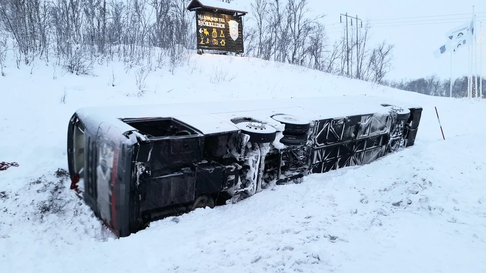 En buss full med passagerare välte på en mindre väg, 50 meter från E10:an. Fyra personer fick föras till sjukvård efter olyckan.