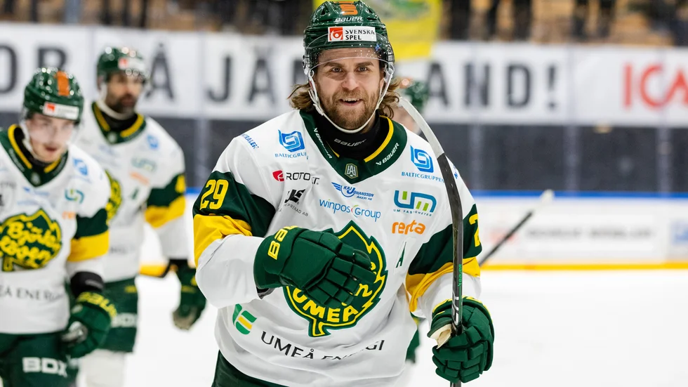 Alexander Wiklund har gjort en fin första halva av säsongen i Hockeyallsvenskan. Med sina tio mål är han näst bästa målskytt i Björklöven i vinter. (Arkivbild) 